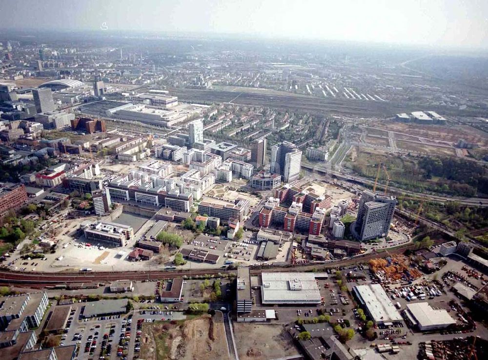 Luftbild Frankfurt am Main - Wohnpark der HVB- Immobilien Ag an der Theodor-Heuss-Allee in Frankfurt (Hessen). 14.04.2004