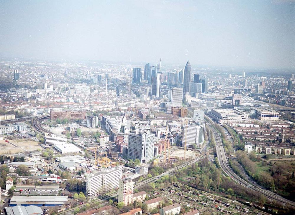 Frankfurt am Main (Hessen) aus der Vogelperspektive: Wohnpark der HVB- Immobilien Ag an der Theodor-Heuss-Allee in Frankfurt (Hessen). 14.05.2004