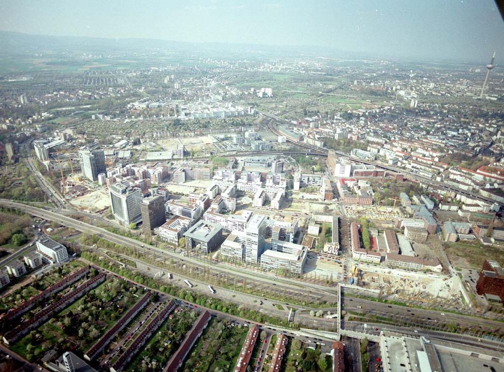 Frankfurt am Main (Hessen) von oben - Wohnpark der HVB- Immobilien Ag an der Theodor-Heuss-Allee in Frankfurt (Hessen). 14.05.2004