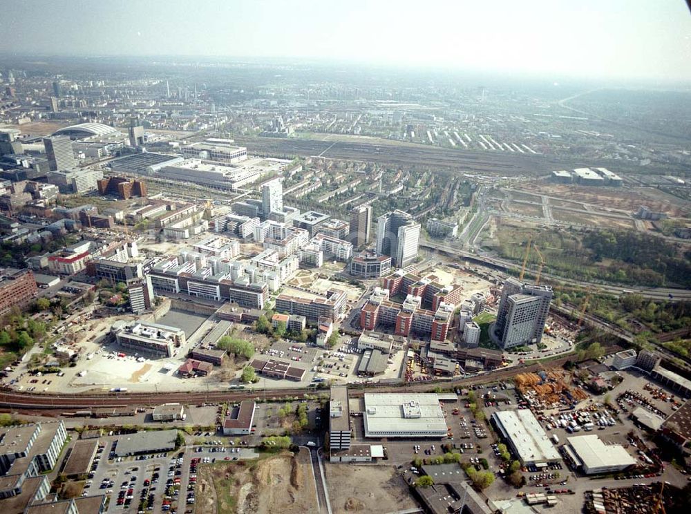 Frankfurt am Main (Hessen) aus der Vogelperspektive: Wohnpark der HVB- Immobilien Ag an der Theodor-Heuss-Allee in Frankfurt (Hessen). 14.05.2004