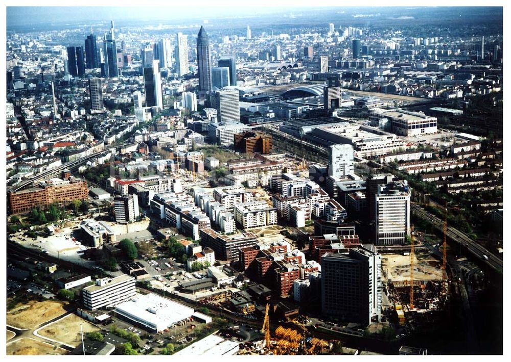 Frankfurt am Main (Hessen) aus der Vogelperspektive: Wohnpark der HVB- Immobilien Ag an der Theodor-Heuss-Allee in Frankfurt (Hessen). 14.05.2004