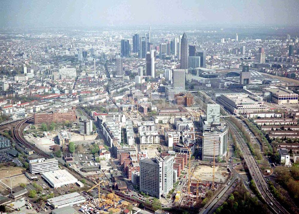 Luftaufnahme Frankfurt am Main (Hessen) - Wohnpark der HVB- Immobilien Ag an der Theodor-Heuss-Allee in Frankfurt (Hessen). 14.05.2004