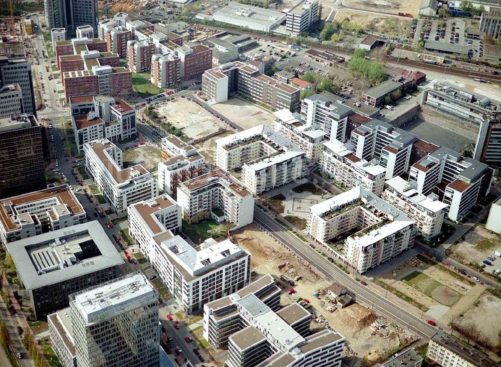 Frankfurt am Main (Hessen) aus der Vogelperspektive: Wohnpark der HVB- Immobilien Ag an der Theodor-Heuss-Allee in Frankfurt (Hessen). 14.05.2004