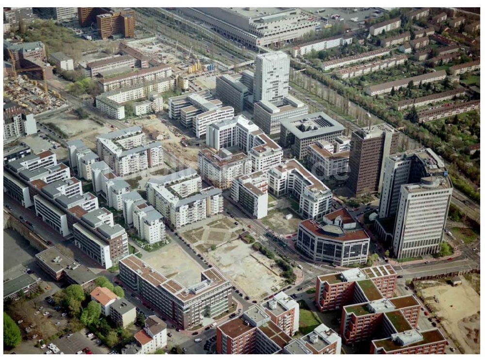 Frankfurt am Main (Hessen) aus der Vogelperspektive: Wohnpark der HVB- Immobilien Ag an der Theodor-Heuss-Allee in Frankfurt (Hessen). 14.05.2004