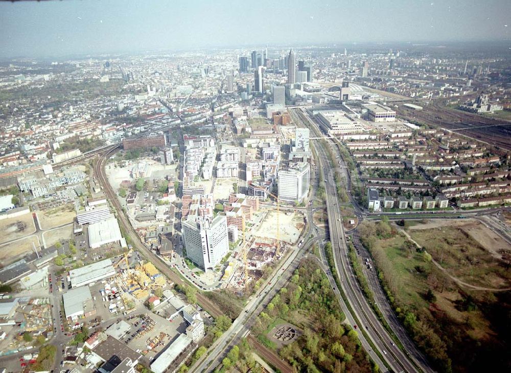 Luftaufnahme Frankfurt am Main (Hessen) - Wohnpark der HVB- Immobilien Ag an der Theodor-Heuss-Allee in Frankfurt (Hessen). 14.05.2004