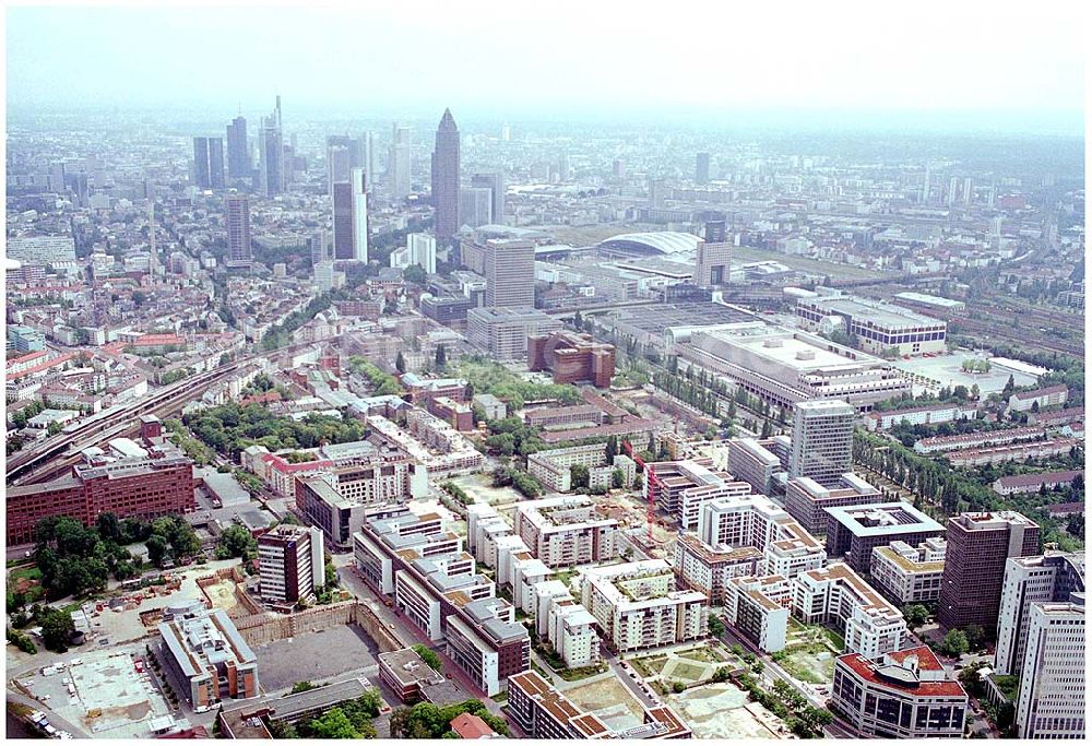 Frankfurt aus der Vogelperspektive: Wohnpark Theodor-Heuss-Allee in Frankfurt (Hessen)