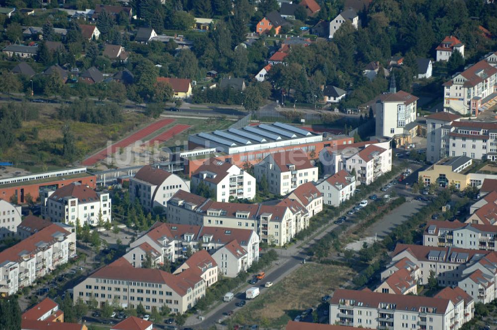 Luftaufnahme Berlin - Wohnsiedlung Berlin Karow-Nord südlich der Autobahn A10 / E65