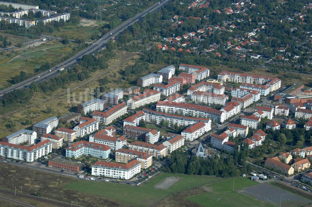 Berlin von oben - Wohnsiedlung Berlin Karow-Nord südlich der Autobahn A10 / E65