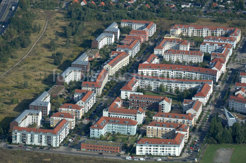 Berlin aus der Vogelperspektive: Wohnsiedlung Berlin Karow-Nord südlich der Autobahn A10 / E65