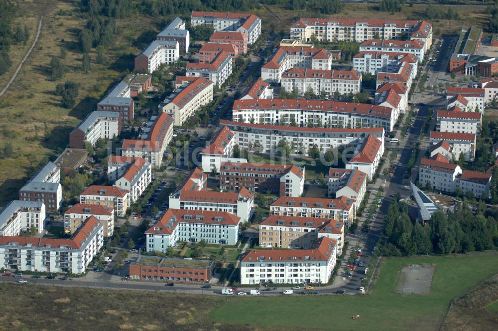 Luftbild Berlin - Wohnsiedlung Berlin Karow-Nord südlich der Autobahn A10 / E65