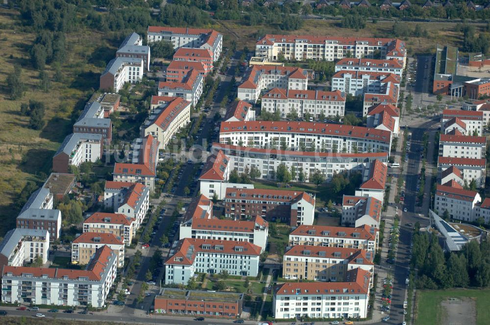 Luftaufnahme Berlin - Wohnsiedlung Berlin Karow-Nord südlich der Autobahn A10 / E65