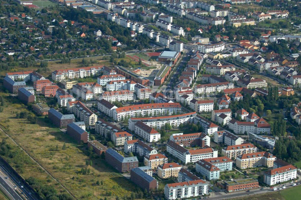 Luftaufnahme Berlin - Wohnsiedlung Berlin Karow-Nord südlich der Autobahn A10 / E65