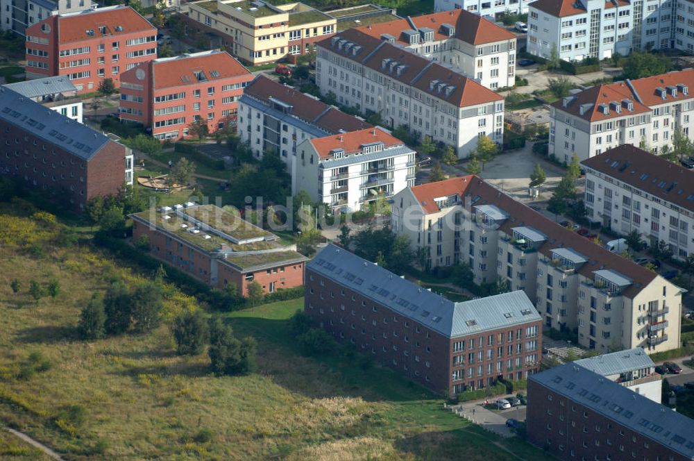 Luftbild Berlin - Wohnsiedlung Berlin Karow-Nord südlich der Autobahn A10 / E65