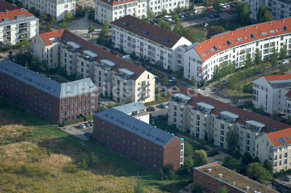 Luftaufnahme Berlin - Wohnsiedlung Berlin Karow-Nord südlich der Autobahn A10 / E65