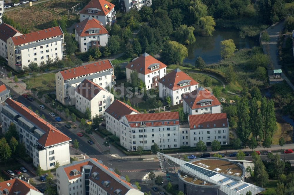 Luftaufnahme Berlin - Wohnsiedlung Berlin Karow-Nord südlich der Autobahn A10 / E65