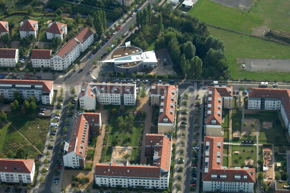 Luftbild Berlin - Wohnsiedlung Berlin Karow-Nord südlich der Autobahn A10 / E65