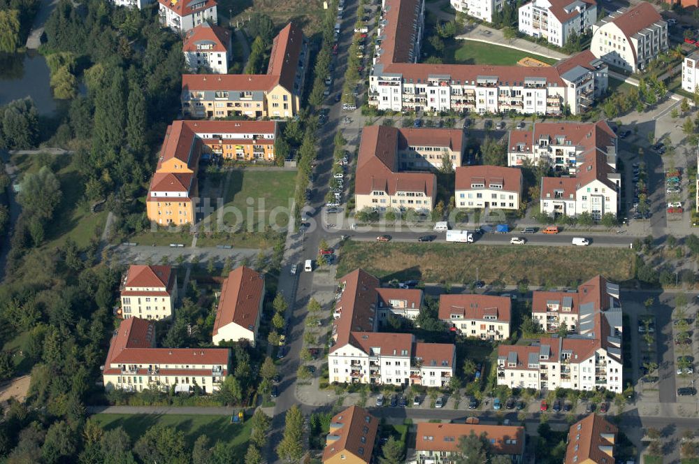 Luftbild Berlin - Wohnsiedlung Berlin Karow-Nord südlich der Autobahn A10 / E65