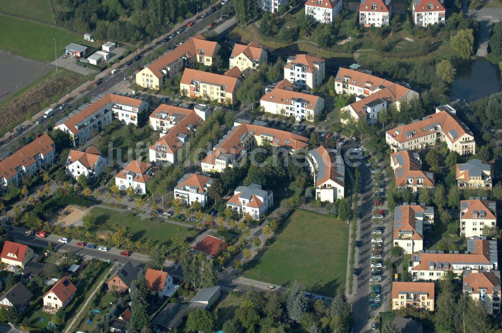 Luftaufnahme Berlin - Wohnsiedlung Berlin Karow-Nord südlich der Autobahn A10 / E65