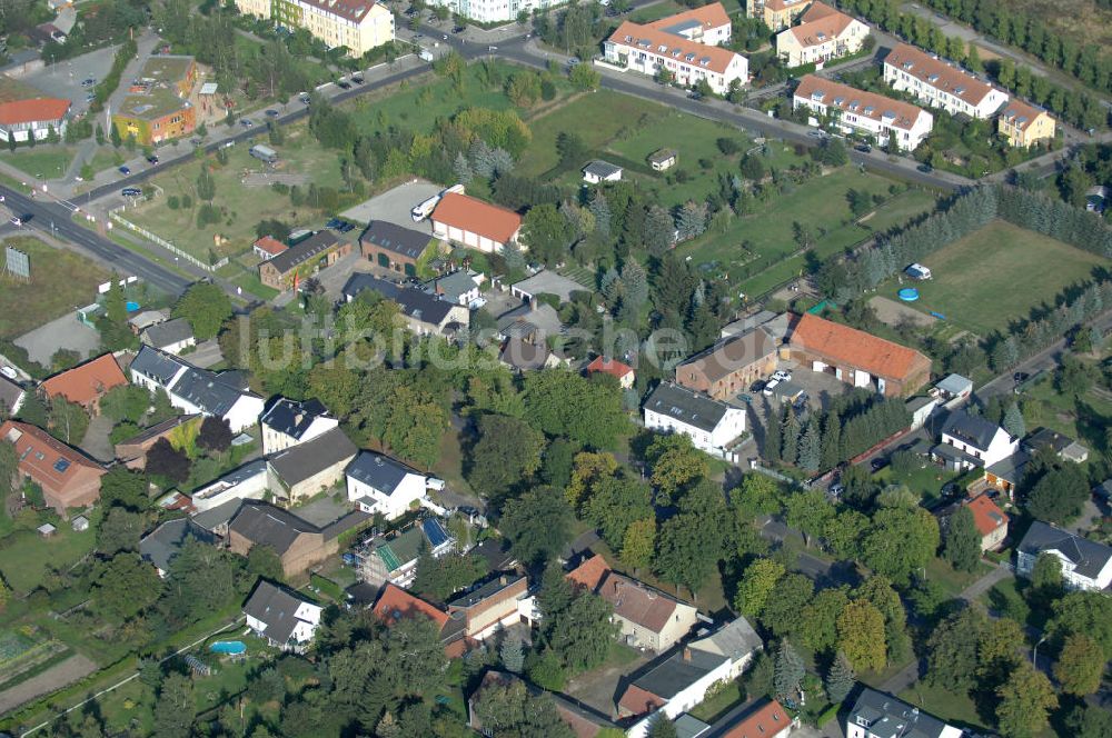 Berlin von oben - Wohnsiedlung Berlin-Karow südlich der Autobahn A10 / E65