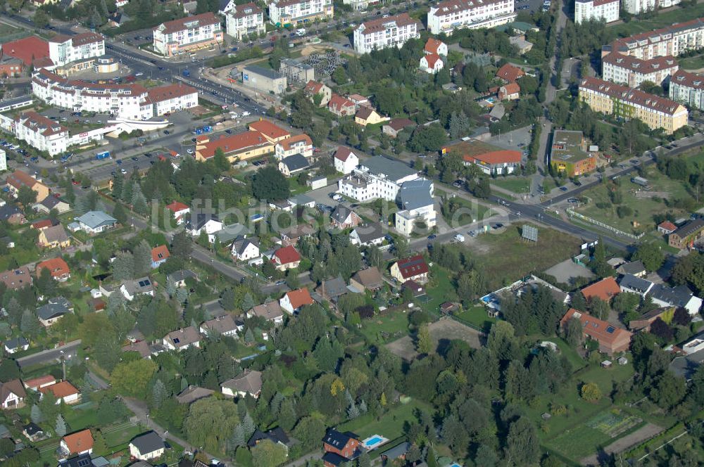 Luftaufnahme Berlin - Wohnsiedlung Berlin-Karow südlich der Autobahn A10 / E65