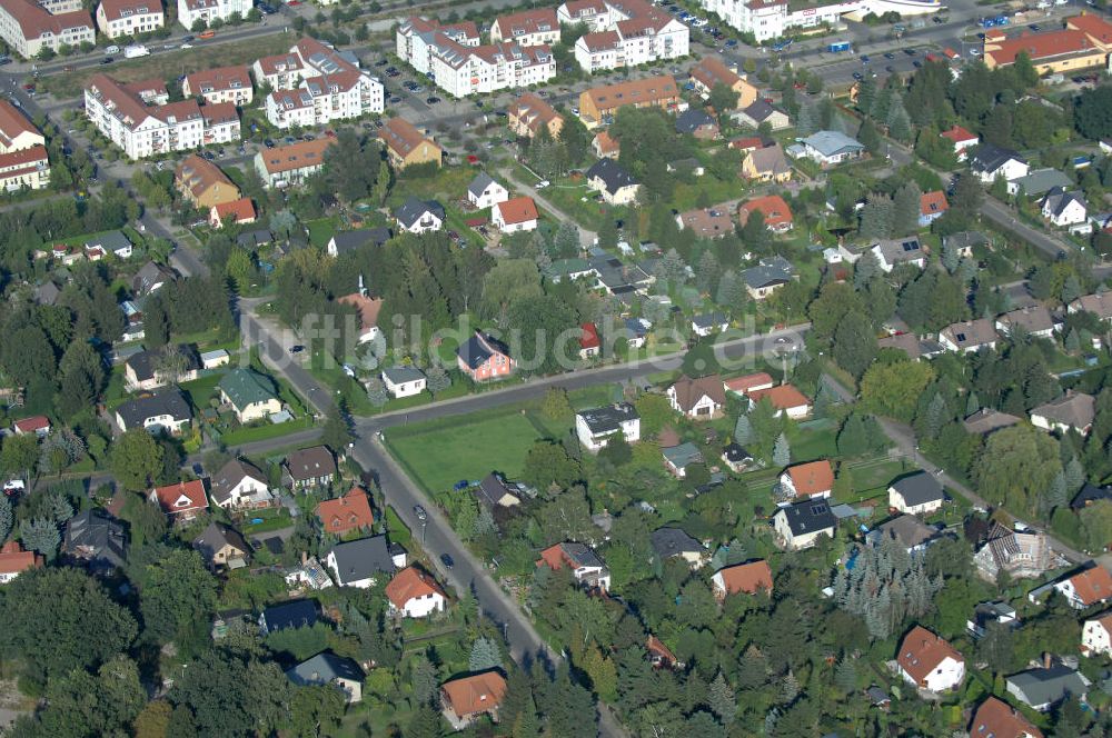 Berlin von oben - Wohnsiedlung Berlin-Karow südlich der Autobahn A10 / E65