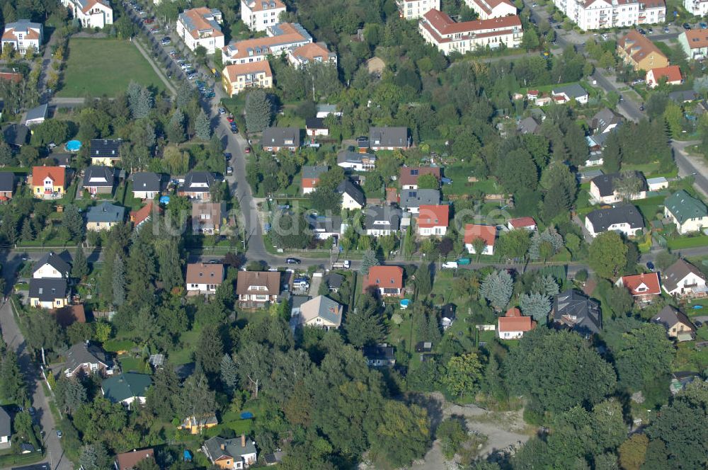 Berlin aus der Vogelperspektive: Wohnsiedlung Berlin-Karow südlich der Autobahn A10 / E65