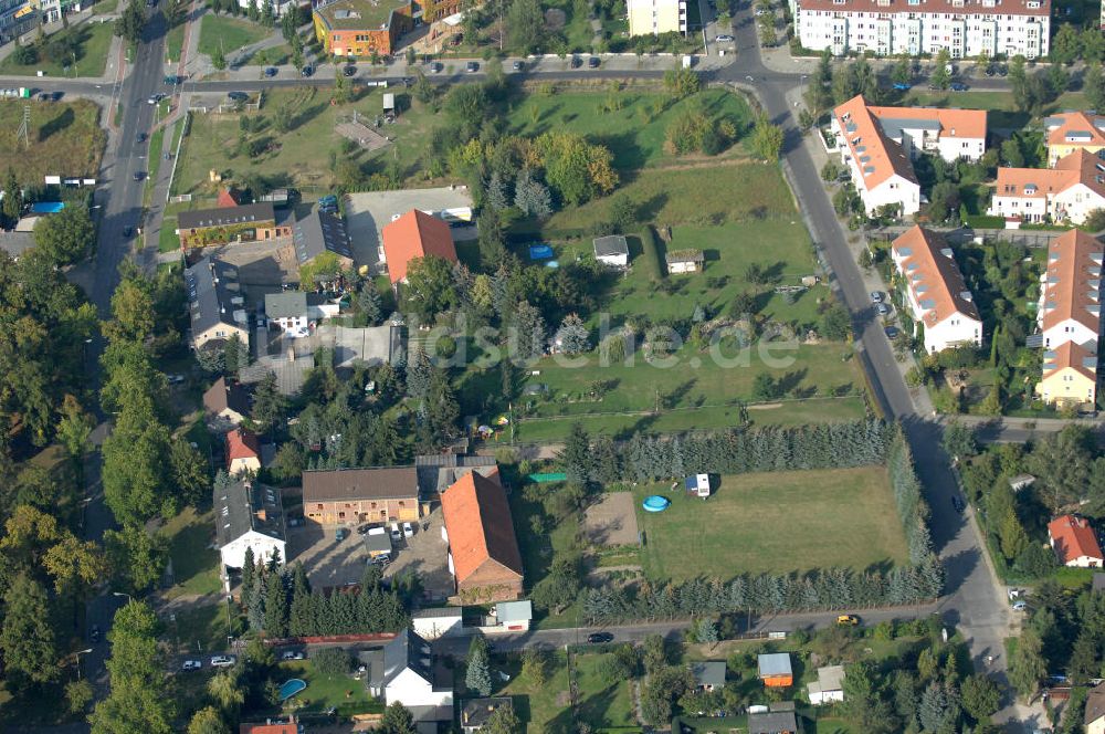 Luftaufnahme Berlin - Wohnsiedlung Berlin-Karow südlich der Autobahn A10 / E65