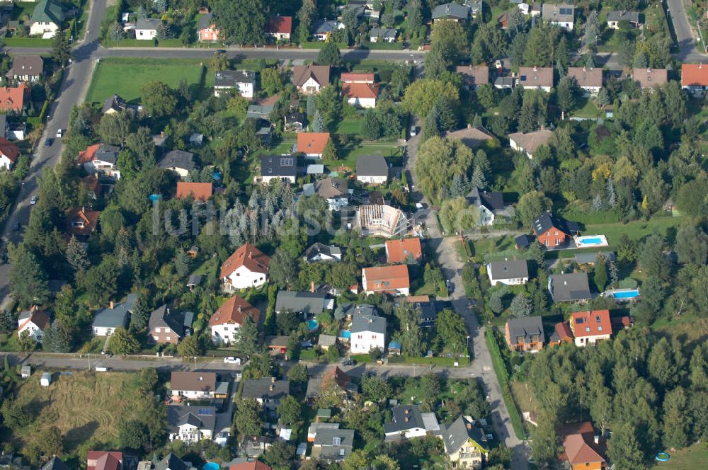 Berlin von oben - Wohnsiedlung Berlin-Karow südlich der Autobahn A10 / E65