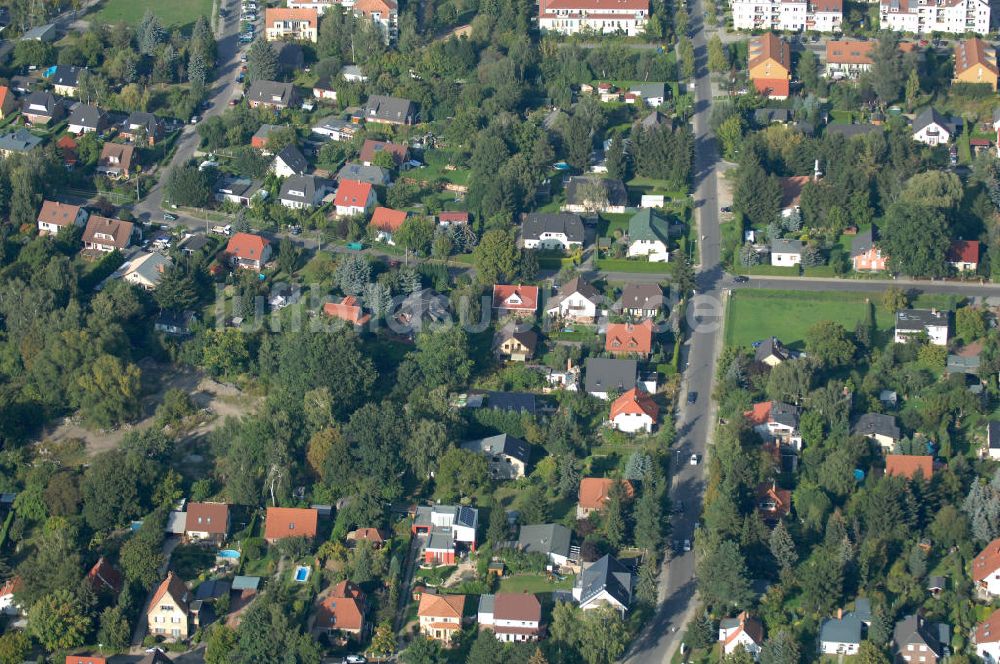 Luftbild Berlin - Wohnsiedlung Berlin-Karow südlich der Autobahn A10 / E65