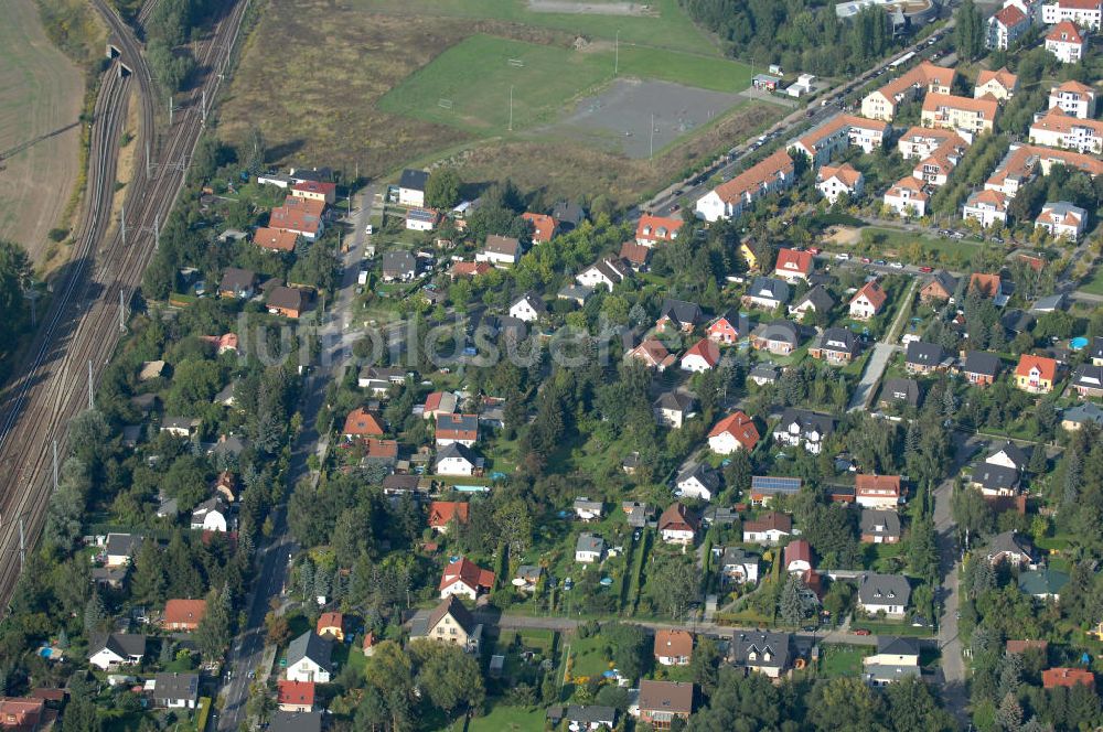 Luftaufnahme Berlin - Wohnsiedlung Berlin-Karow südlich der Autobahn A10 / E65