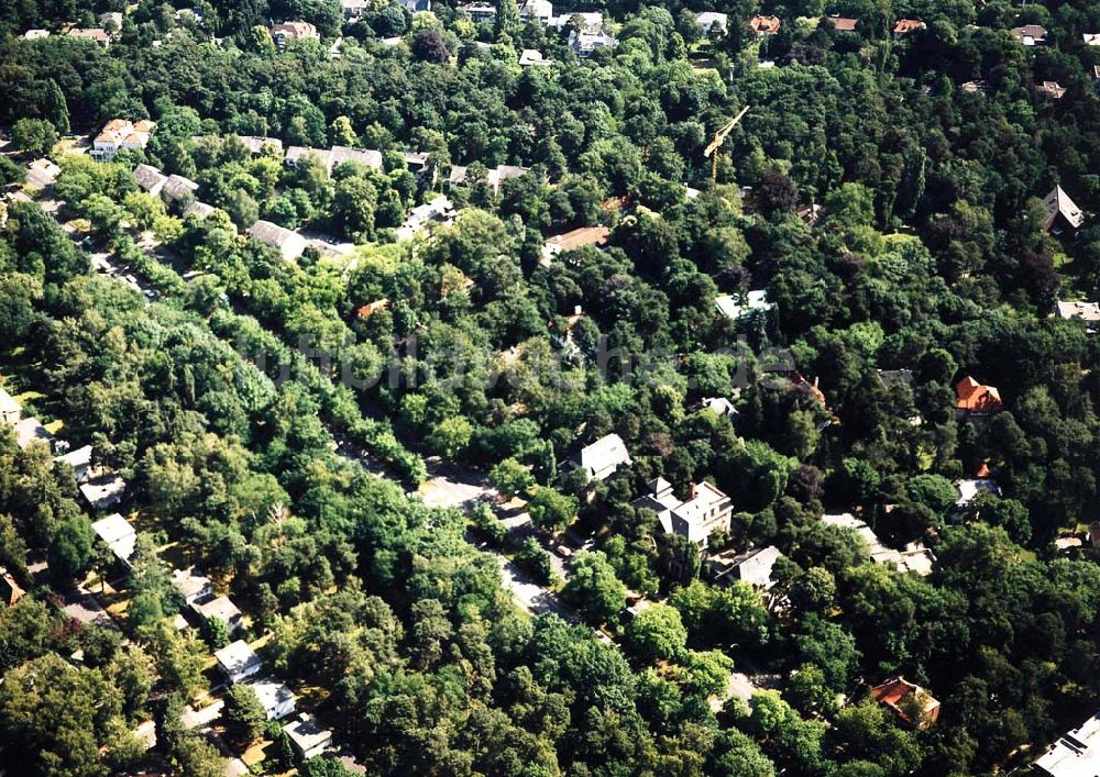 Luftaufnahme Berlin-Dahlem - Wohnsiedlung an der Cloayallee/ Max-Eyght-Straße in Berlin-Dahlem.