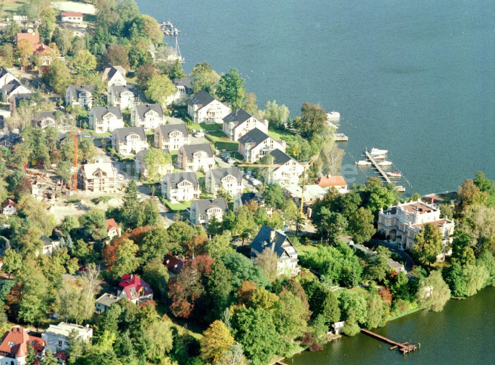 Brandenburg / Zeuthen von oben - Wohnsiedlung der EDR GmbH auf dem Gelände des ehem. DDR-Diplomatenclubs am Zeuthener See 10.10.2002