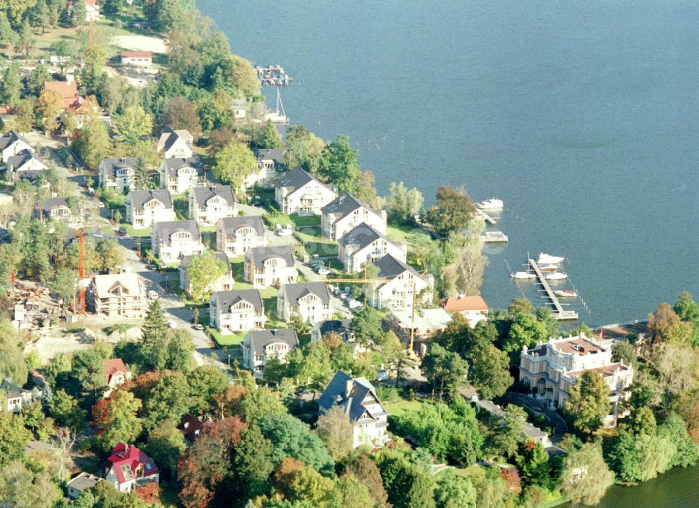 Brandenburg / Zeuthen aus der Vogelperspektive: Wohnsiedlung der EDR GmbH auf dem Gelände des ehem. DDR-Diplomatenclubs am Zeuthener See 10.10.2002