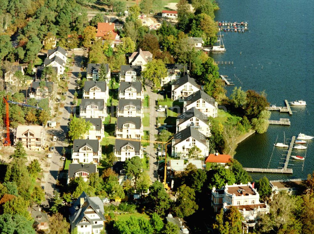 Luftaufnahme Brandenburg / Zeuthen - Wohnsiedlung der EDR GmbH auf dem Gelände des ehem. DDR-Diplomatenclubs am Zeuthener See 10.10.2002