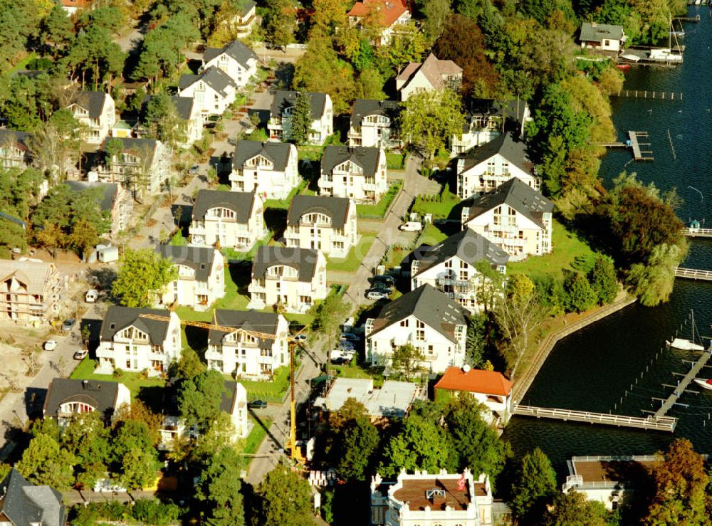 Brandenburg / Zeuthen von oben - Wohnsiedlung der EDR GmbH auf dem Gelände des ehem. DDR-Diplomatenclubs am Zeuthener See 10.10.2002