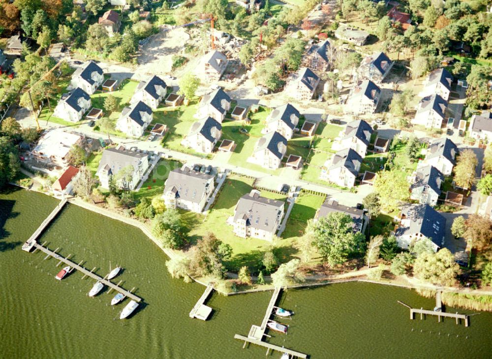 Brandenburg / Zeuthen aus der Vogelperspektive: Wohnsiedlung der EDR GmbH auf dem Gelände des ehem. DDR-Diplomatenclubs am Zeuthener See 10.10.2002