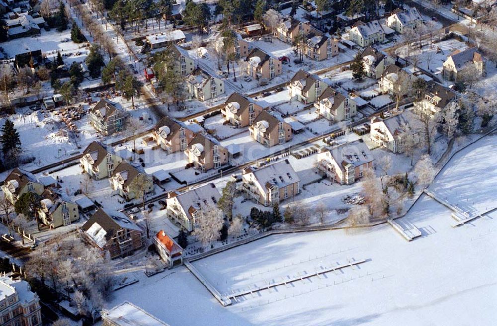 Luftaufnahme Zeuthen / Brandenburg - Wohnsiedlung der EDR GmbH auf dem Gelände des ehem. DDR-Diplomatenclubs am Zeuthener See.