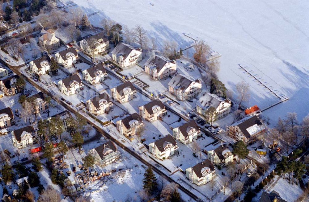 Zeuthen / Brandenburg von oben - Wohnsiedlung der EDR GmbH auf dem Gelände des ehem. DDR-Diplomatenclubs am Zeuthener See.