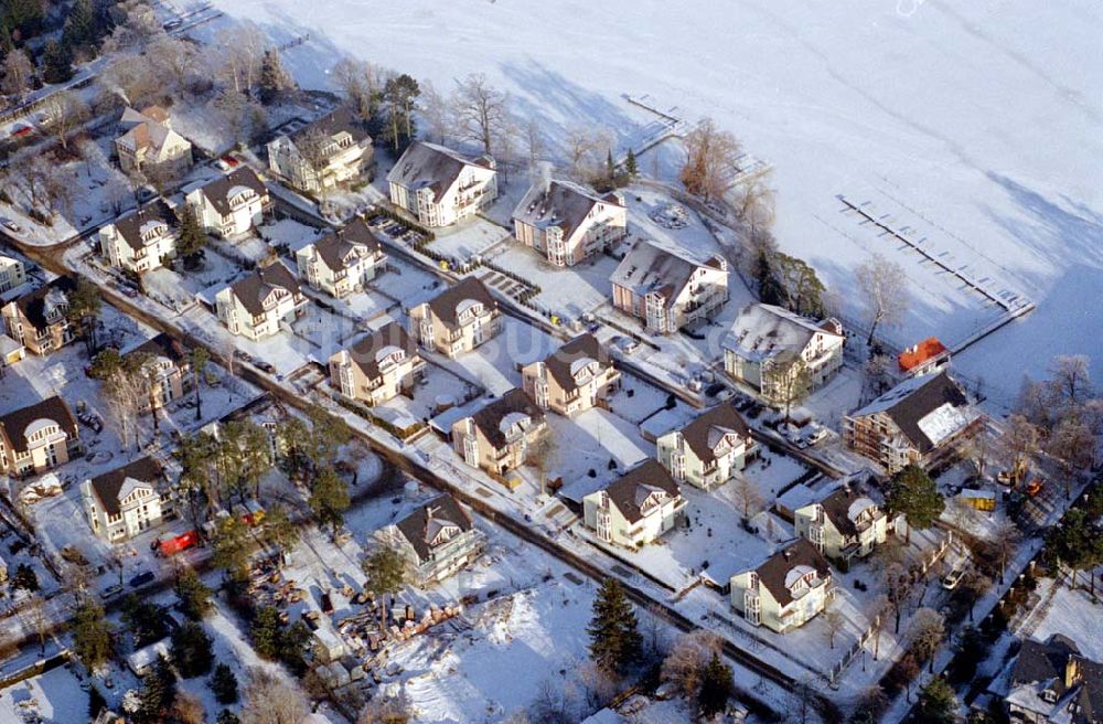 Zeuthen / Brandenburg aus der Vogelperspektive: Wohnsiedlung der EDR GmbH auf dem Gelände des ehem. DDR-Diplomatenclubs am Zeuthener See.