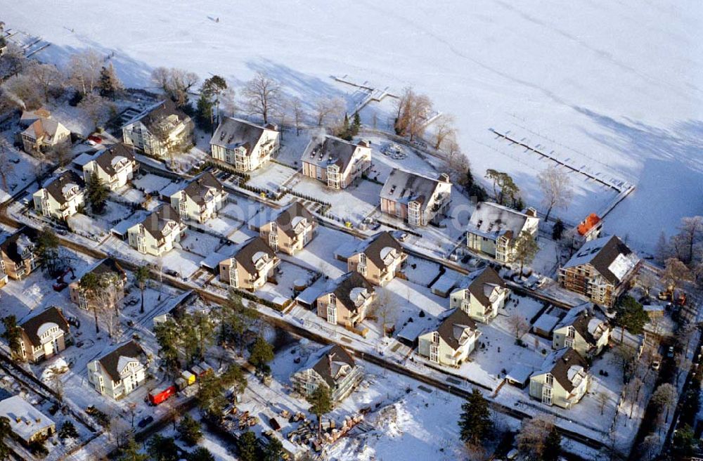 Luftbild Zeuthen / Brandenburg - Wohnsiedlung der EDR GmbH auf dem Gelände des ehem. DDR-Diplomatenclubs am Zeuthener See.