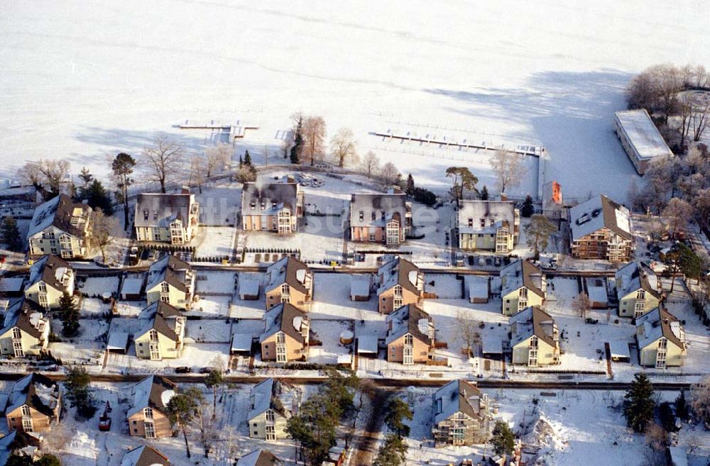 Zeuthen / Brandenburg von oben - Wohnsiedlung der EDR GmbH auf dem Gelände des ehem. DDR-Diplomatenclubs am Zeuthener See.