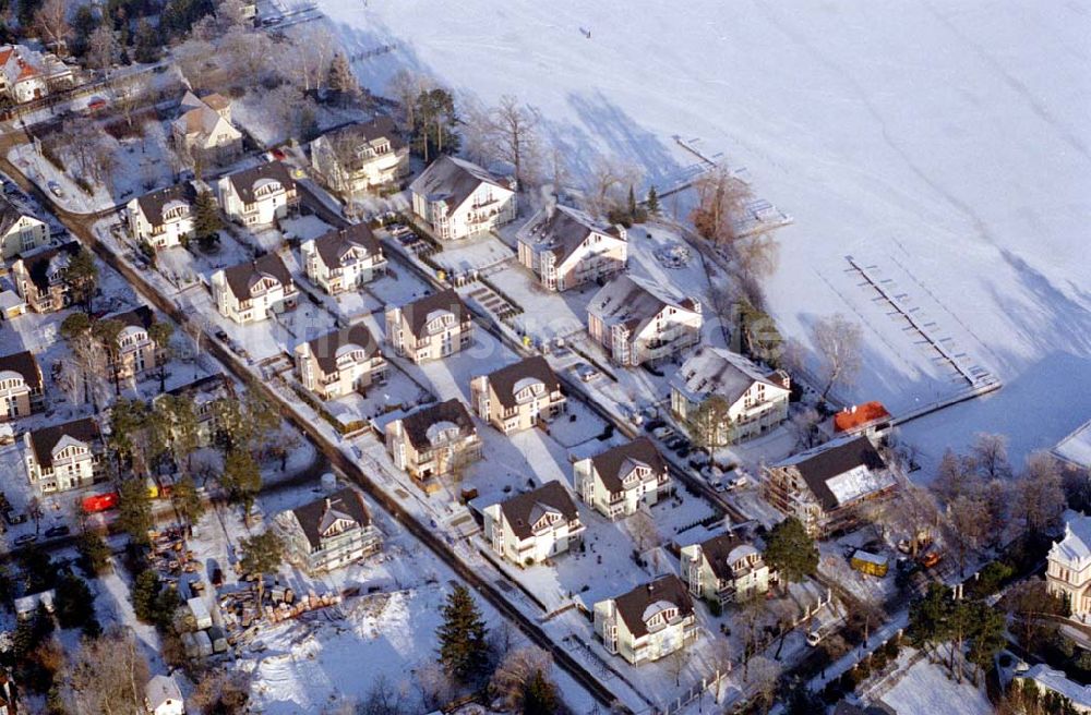 Zeuthen / Brandenburg aus der Vogelperspektive: Wohnsiedlung der EDR GmbH auf dem Gelände des ehem. DDR-Diplomatenclubs am Zeuthener See.