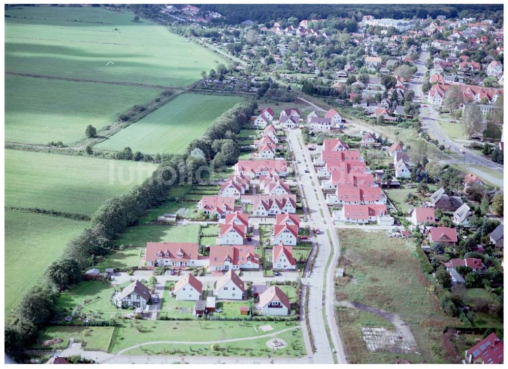 Graal-Müritz / Mecklenburg Vorpommern aus der Vogelperspektive: Wohnsiedlung der HAWO KG in Graal - Müritz Mecklenburg Vorpommern / 27.09.02