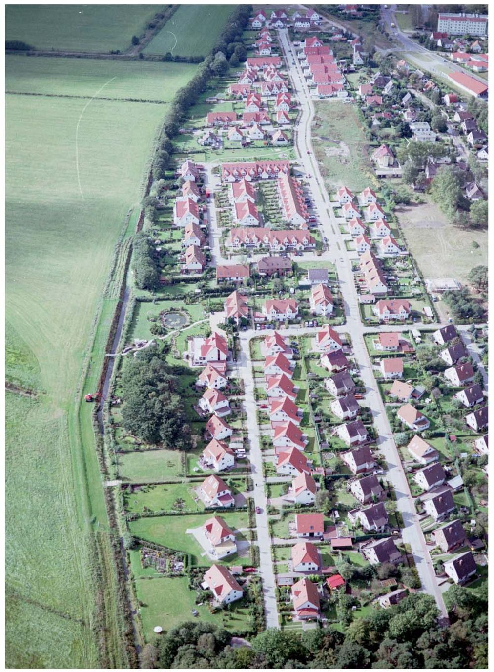 Graal-Müritz / Mecklenburg Vorpommern aus der Vogelperspektive: Wohnsiedlung der HAWO KG in Graal - Müritz Mecklenburg Vorpommern / 27.09.02