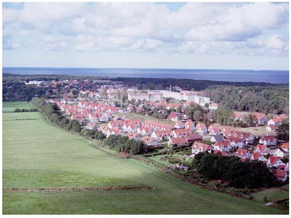 Graal-Müritz / Mecklenburg Vorpommern aus der Vogelperspektive: Wohnsiedlung der HAWO KG in Graal - Müritz Mecklenburg Vorpommern / 27.09.02