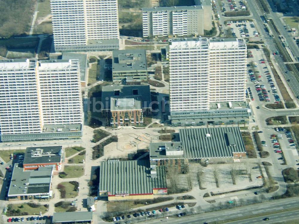 Luftaufnahme Berlin - MAHRZAHN - Wohnsiedlung am Helene-Weigel-Platz mit Rathaus Marzahn. 16.03.03