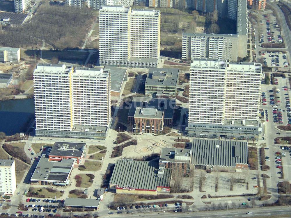 Berlin - MAHRZAHN von oben - Wohnsiedlung am Helene-Weigel-Platz mit Rathaus Marzahn. 16.03.03