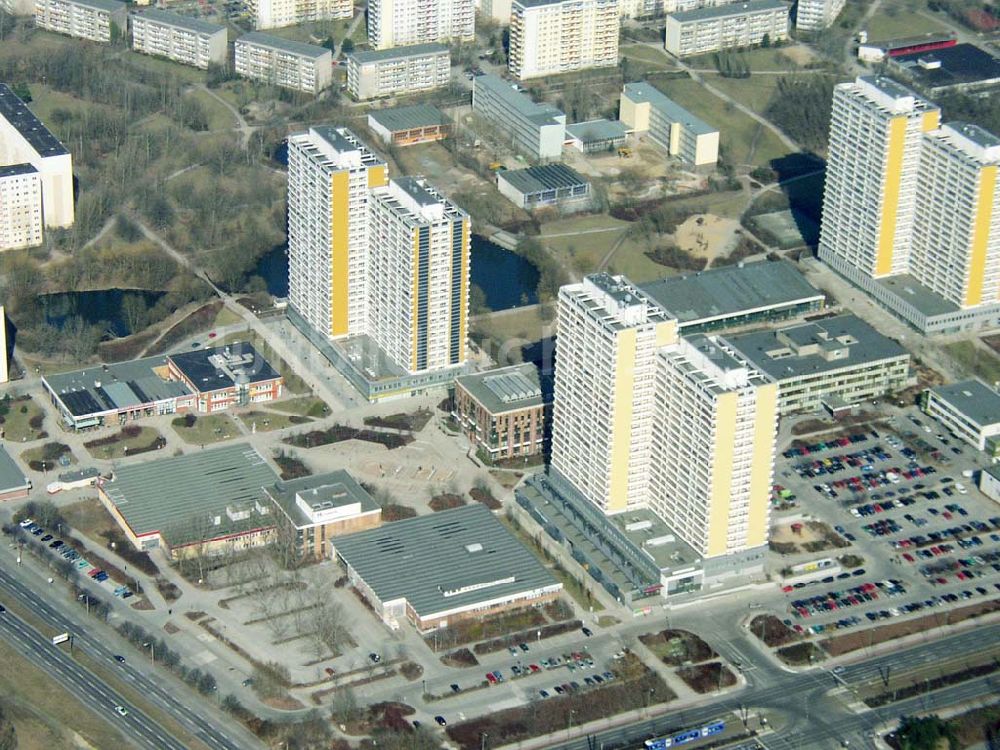 Luftaufnahme Berlin - MAHRZAHN - Wohnsiedlung am Helene-Weigel-Platz mit Rathaus Marzahn. 16.03.03