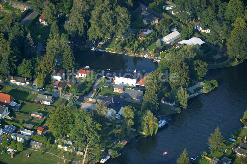 Luftaufnahme Berlin - Wohnsiedlung und Kleingärten an der Müggelspree im Ortsteil Hessenwinkel in Berlin