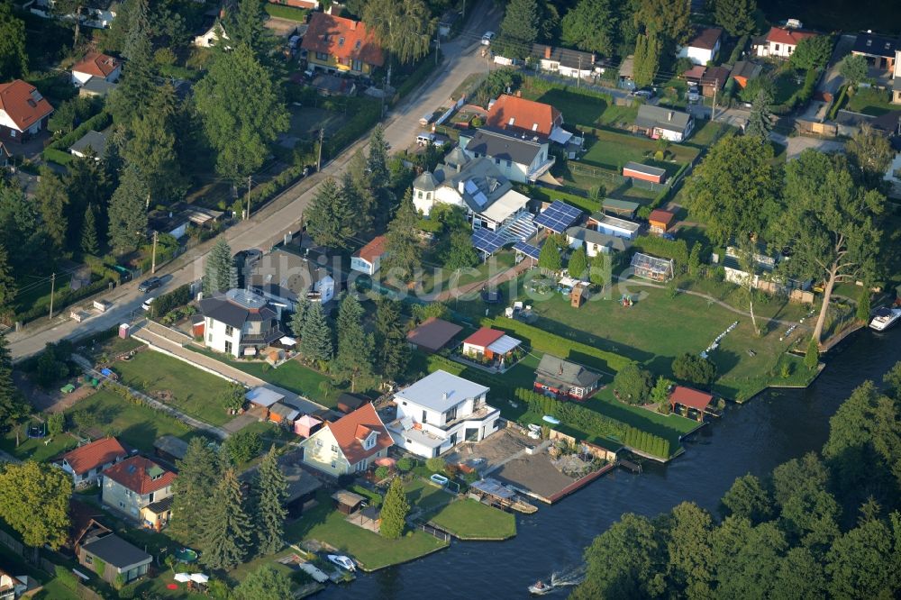 Berlin von oben - Wohnsiedlung und Kleingärten an der Müggelspree im Ortsteil Hessenwinkel in Berlin